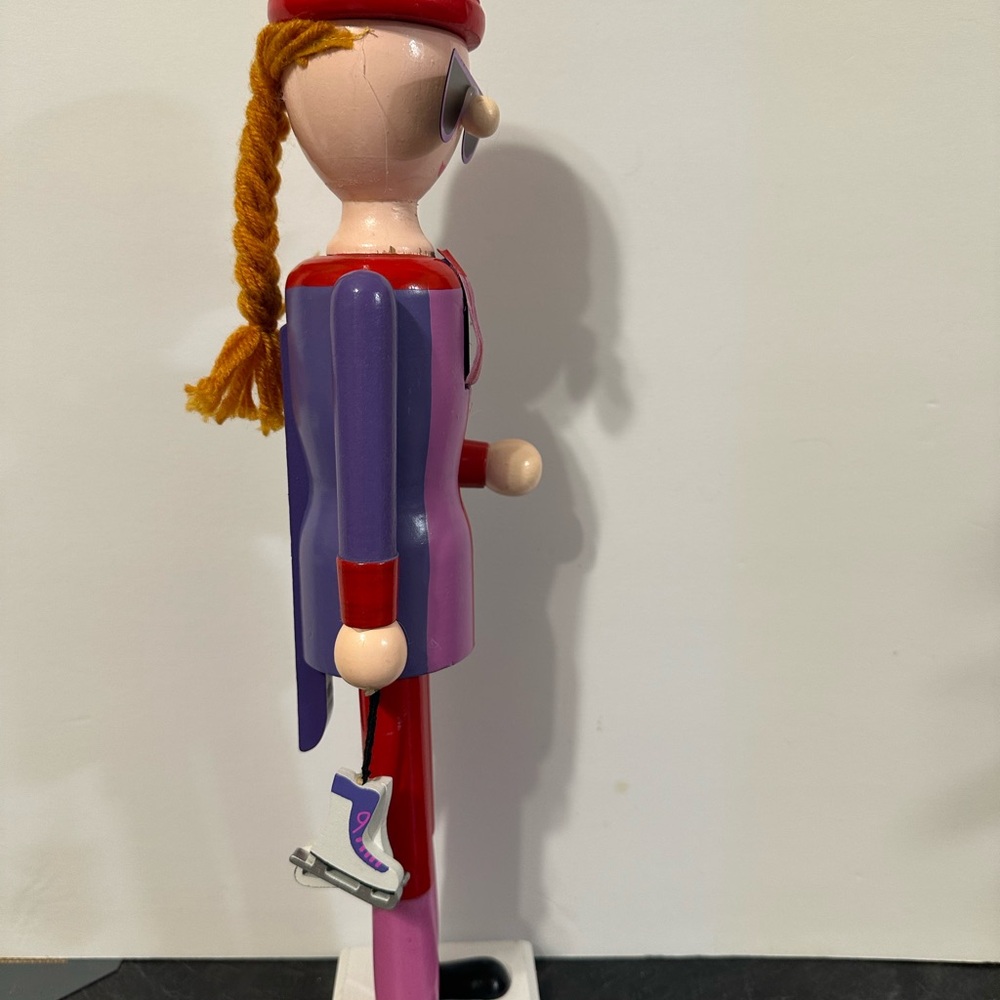Skater Nutcracker - Picture 2 of 7